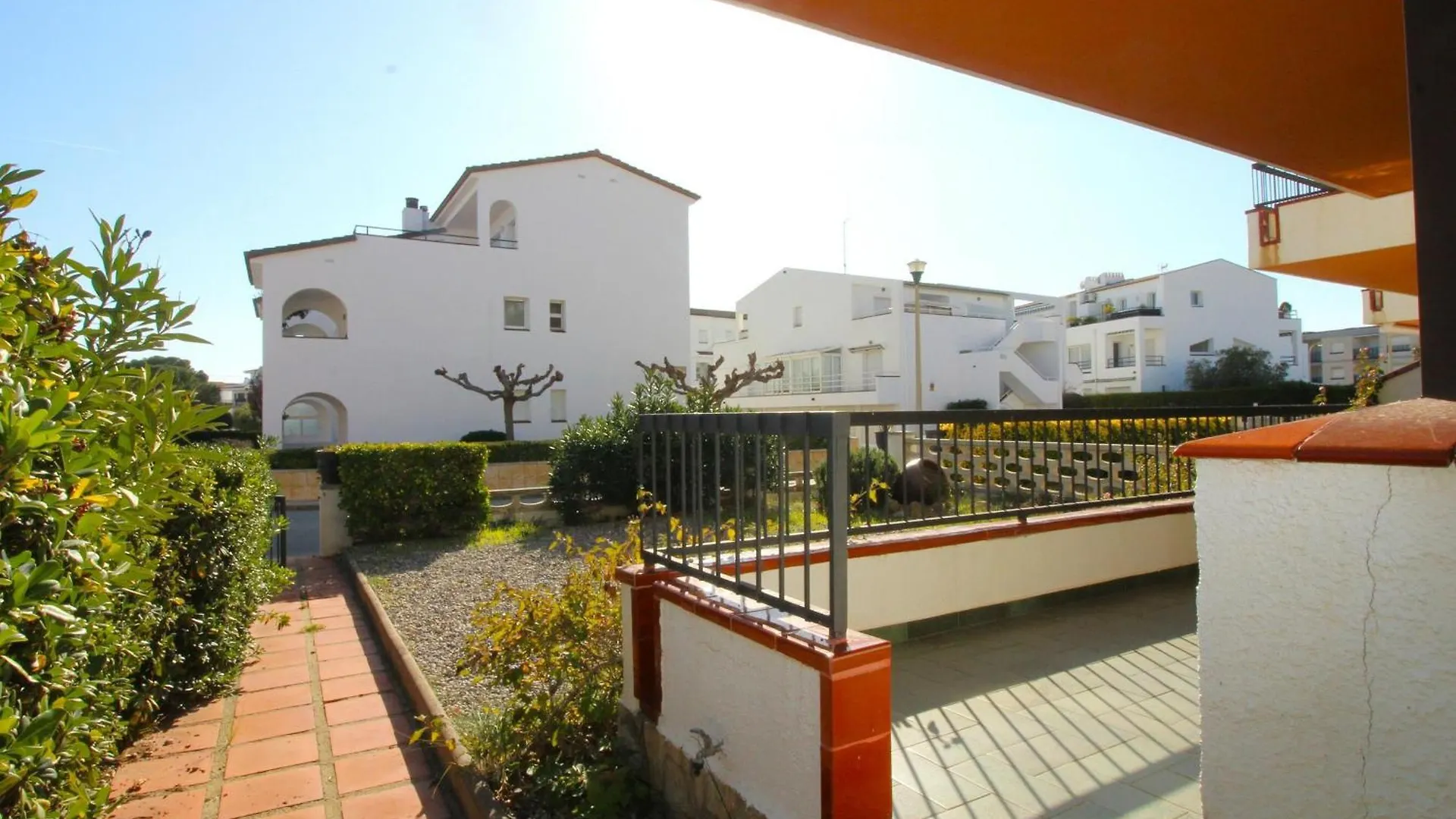 Puig D'Esquer - Apartamento En Planta Baja Y Tres Dormitorios En Llanca - Es-228-49 Spain