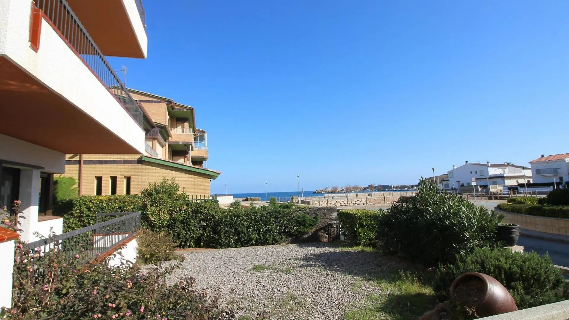 Puig D'Esquer - Apartamento En Planta Baja Y Tres Dormitorios En Llanca - Es-228-49