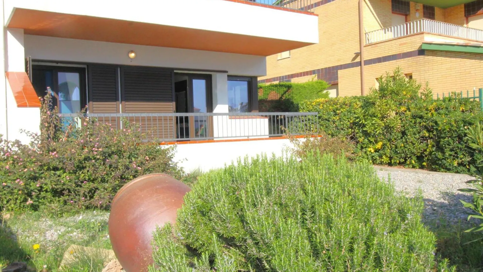 Puig D'Esquer - Apartamento En Planta Baja Y Tres Dormitorios En Llanca - Es-228-49 0*,
